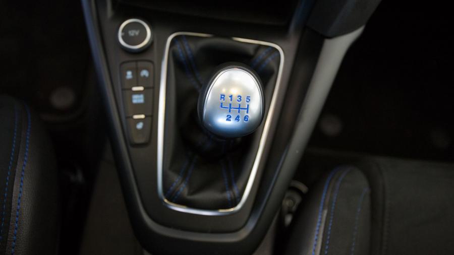 Детали интерьера Ford Focus RS 2016 года  (US) (фото 18 из 51)